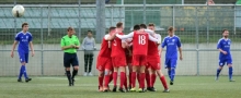 Spaß hatten am Mittwochabend nur die Gäste des TSV Schott Mainz II. Hier bejubelten die Spieler des ASV Maxdorf den Treffer zum 0:2...