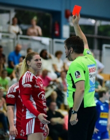 Wer soll Rote Karten zeigen, wenn nicht die Schiedsrichter? Der Handballverband Rheinhessen beklagt nach wie vor einen Mangel an Referees.
