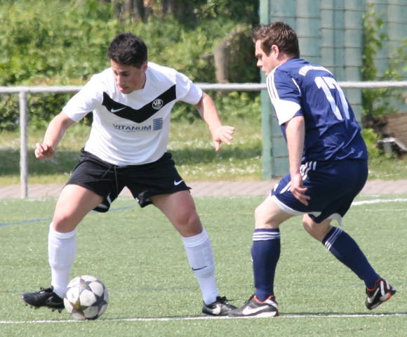 Vorzeitg beendet ist die Sasion für Kevin Handrick (l.), der sich im Spiel des VfB Bodenheim gegen Phönix Schifferstadt einen Muskelfaserriss zuzog. 