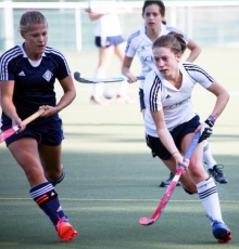 Gegen die HG Nürnberg gelangen Michelle May (r.) und dem TSV Schott im ersten Feldrundenheimspiel im Herbst der bisher einzige Heimsieg der Feldrunde. Trainer Martin Knußmann-Siemon erwartet einen ähnlich engen Vergleich auch im Auswärtsspiel bei den Franken.