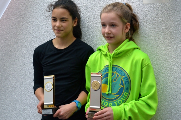 Die Beste im Südwesten: Überraschungssiegerin Sinja Kraus vom TSC Mainz (rechts, hier Finalgegenerin Emily Kate Castillo) war beim Jugend-Circuit in der U12 nicht zu schlagen.