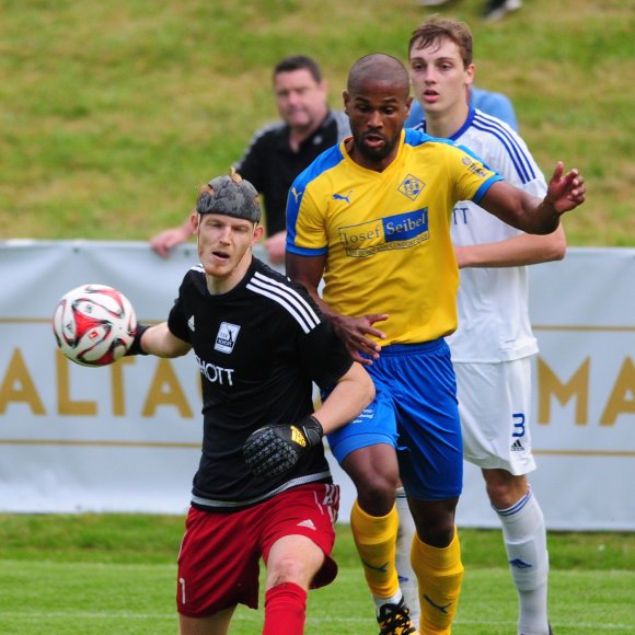 Herausragend: Der behelmte Patrick Manthe hielt sein Team mit spektakulären Paraden im Spiel.