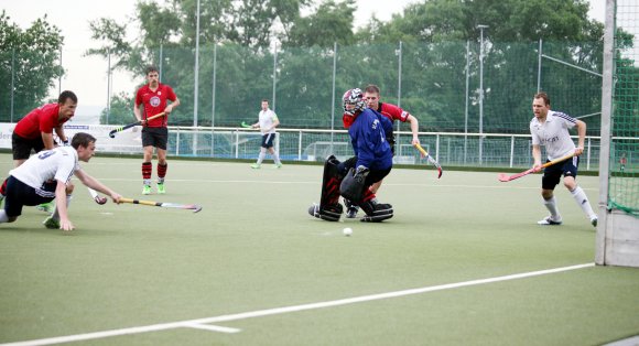 Der Sieg des TSV Schott war nach dem Seitenwechsel schnell eingetütet. Leif Wegener (l.) vollendet zum 3:1, Sturmkollege Phil Rügner (r.) muss nicht mehr eingreifen.