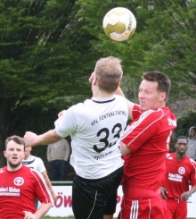Pech für Christoph Kleber (r.): Der Innenverteidiger der SVW Mainz wird nach seiner Meniskusverletzung  aus der Partie bei RWO Alzey die letzten beiden Saisonspiele verpassen und wohl auch noch längerfristig ausfallen.