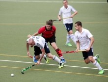 Nur nicht beim wichtigsten Spiel des Jahres stolpern: Sebastian Blatt (l.) und Lennart Baus wollen am Samstag beim 1. Hanauer THC die nicht seht guten Titelchancen wahren. Dafür nützt nichts als ein Sieg.
