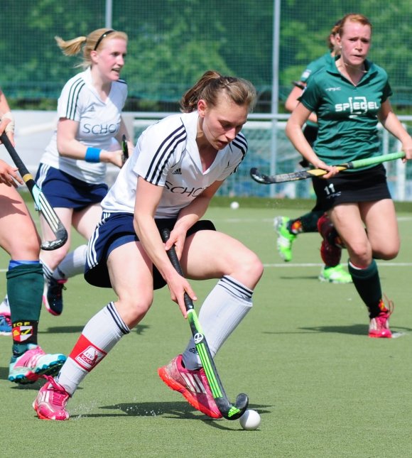 Beim Anschlusstreffer in Obemenzing klappte die Zusammenarbeit der Stürmerinnen Amelie Neumann-Kleinpaul (hinten) und Anline Bessling bestens, Bessling erzielte kurz vor Schluss auch den Ausgleich per Siebenmeter.