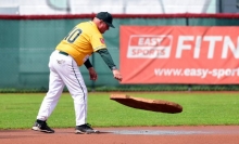 Das ist kein Grabstein, den Don Freeman aufs Tübinger Dugout wirft, sondern eine Schaummatte, mit der er während der Regenpause den schlimmsten Pfützen zu Leibe rückte...