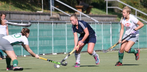 Im zweiten München-Spiel enttäuschten Svenja Krollmann (Mitte) und der TSV Schott durch einen frühzeitigen Ausstieg aus der gut begonnenen Partie.