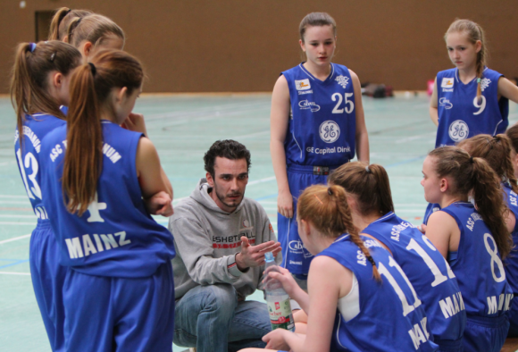 Eine Entscheidung für die Zukunft: ASC-Coach Alexander Schoch (Mitte) will seine Talente behutsam aber effektiv auf Zweitliga-Niveau bringen. Dazu sei der Rückzug in die Oberliga der richtige Weg.