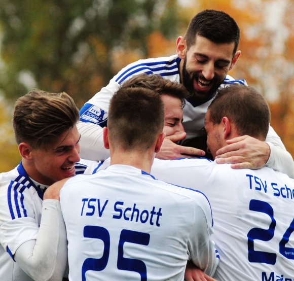 Can Özer wird in der kommenden Oberligasaison ebensowenig wie Patrick Huth (l.) und Yannik Rinker (r.) weiterhin dem Kader des TSV Schott angehören.