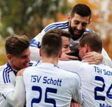 Can Özer wird in der kommenden Oberligasaison ebensowenig wie Patrick Huth (l.) und Yannik Rinker (r.) weiterhin dem Kader des TSV Schott angehören.