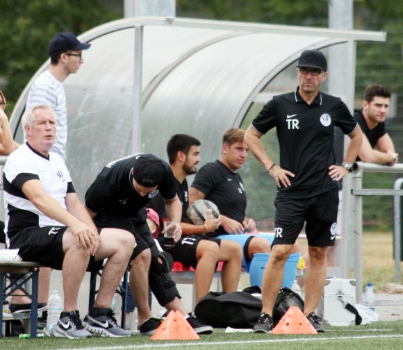 In seinem ersten Jahr am Guckenberg legte VfB-Trainer Ludwig Anspach (r.) trotz kaum einmal ordentlich gefüllter Ersatzbank eine erfolgreiche Saison hin. Durch kontinuierliche Arbeit will er in der kommenden Runde die Mannschaft weiterentwickeln.