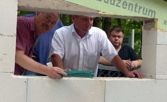 Guck mal, wer da guckt: MGC-Vorsitzender Norbert Kramer, Bürgermeister Günter Beck und (etwas auf Distzanz) MGC-Akteur Volker Missonier werfen einen Blick in den Anbau.