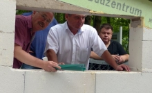 Guck mal, wer da guckt: MGC-Vorsitzender Norbert Kramer, Bürgermeister Günter Beck und (etwas auf Distzanz) MGC-Akteur Volker Missonier werfen einen Blick in den Anbau.