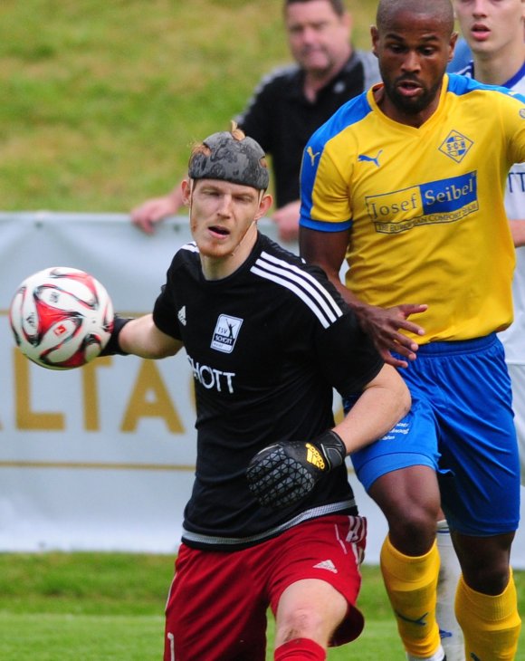 Sein starkes Comeback beim Verbandspokalfinale könnte zugleich der letzte Auftritt von Patrick Manthe im Schott-Trikot gewesen sein. Manfred Lorenz bestätigt ein Interesse des  FSV Mainz 05 an dem 22-jährigen Keeper, der aus der Jugend des Vereins kam und künftig in der U23 des Profiklubs spielen soll.