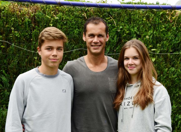 Wenn Greta und Donat Bodog ihren 16. Geburtstag feiern, kann Papa Tamas nur aus der Ferne gratulieren: Seit Montag ist er als Kotrainer bei Brøndby IF in Kopenhagen im Dienst.