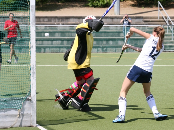 Paula Czichos kommt direkt vor dem Dürkheimer Tor zum Abschluss, den Treffer in dieser Szene zum 4:1 erzielte letztlich aber Julia Brüning. Czichos kam kurz vor dem Abpfiff zu ihrem Recht und besorgte den 7:1-Endstand.