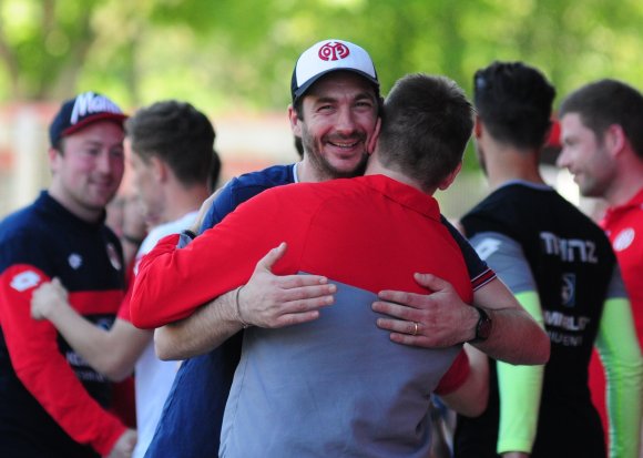 Mit dem inzwischen zu den Profis aufgestiegenen Teammanager Darius Salbert freute sich Sandro Schwarz Anfang Mai über den Klassenverbleib. Anderthalb Monate später beginnt jetzt das nächste Kapitel für den U-23-Trainer.