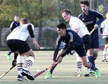 Viel los war auf dem Platz beim Feldrundendebüt 2016, bei dem der TSV Schott den HC Speyer empfing und durch ein 5:0 seine Siegesserie in Gang brachte. Ganz so deutlich wird es beim Wiedersehen in Speyer sicher nicht zugehen, erwartet Interimscoach Rolf Altherr.
