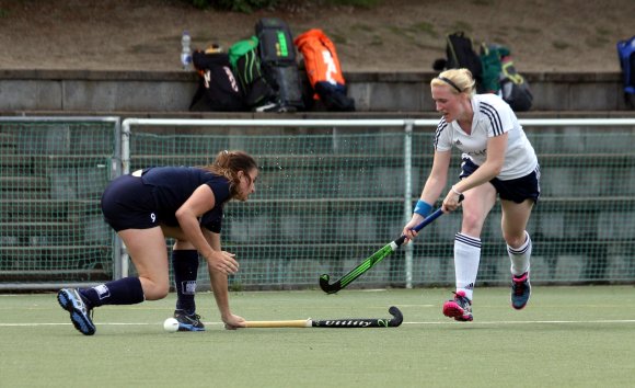 Eine Standardszene dieser Partie: Amelie Neumann-Kleinpaul kommt nach einem Ballgewinn aus der Tiefe des Raumes und überspielt mit ihrer Dynamik die Gästeabwehr, und schon ist Gefahr vor dem Stuttgarter Tor.