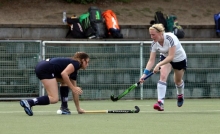 Eine Standardszene dieser Partie: Amelie Neumann-Kleinpaul kommt nach einem Ballgewinn aus der Tiefe des Raumes und überspielt mit ihrer Dynamik die Gästeabwehr, und schon ist Gefahr vor dem Stuttgarter Tor.