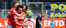 Soeben hat Julian Baumgartlinger das 2:0 erzielt. Sebastian Polter und Mounir Bouziane freuen sich mit dem defensiven Mittelfeldspieler.