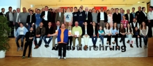 Suchbild: Die geehrten Sportlerinnen und Sportler mit OB Michael Ebling und Bürgermeister Günter Beck sowie Schul-Hausmeister Stefan Presper (vorne).