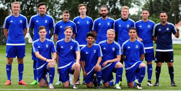 Trainer Babak Keyhanfar (r.) ist von seinen Zugängen überzeugt, als da wären (hinten v.l.): Alex Rimoldi (TSG Bretzenheim), Paul Simon (FSV Nieder-Olm), Damir Bektasevic (Hassia Bingen), Jonas Eichbladt (eigene U19), Maziar Namavizadeh (Vatanspor Bad Homburg), Jan Schulz (SpVgg Ingelheim), Belel Meslem (eigene U19). Vorne v.l.: Johannes  Gansmann (FSV Mainz 05 U19), Max Zeringer (Waldhof Mannheim U19), Fahim Shahed (eigene U19), Max Pflücke (Mainz 05 U17), Malik Mc Lemore (eigene U19).