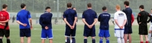 Im strömenden Regen lauschten die Spieler des TSV Schott zum Trainingsauftakt der Ansprache...