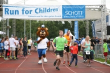 Mit der Unterstützung von Schotti absolvieren derzeit 91 Laufteams ihre Runden im TSV-Stadion, um Spendengelder für Kinderhilfsorganisationen der Region einzusammeln.