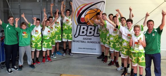 Grüßen als Aufsteiger: Die U-16-Basketballer der DJK Nieder-Olm mit den Trainern Uwe Seiffert (r.) und Nicole Krische (l.) werden von Herbst an erstmals in der JBBL mitmischen.