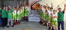 Grüßen als Aufsteiger: Die U-16-Basketballer der DJK Nieder-Olm mit den Trainern Uwe Seiffert (r.) und Nicole Krische (l.) werden von Herbst an erstmals in der JBBL mitmischen.