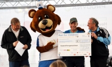 Auf 164.000 Euro beliefen sich diesmal die Erträge aus gesponserten Stadionrunden und Spendeneingängen, die Schott-Vorstandschef Dr. Frank Heinricht (l.) zusammen mit Schotti und den Medizinern im Komitee, Dr. Helmut Peters und Rolf Beetz, verkünden konnte.