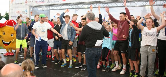 Großer Jubel bei den „Schlossrunners": Die Gymnasiasten kamen auf 453 Runden, mehr als jedes andere der 91 Teams.
