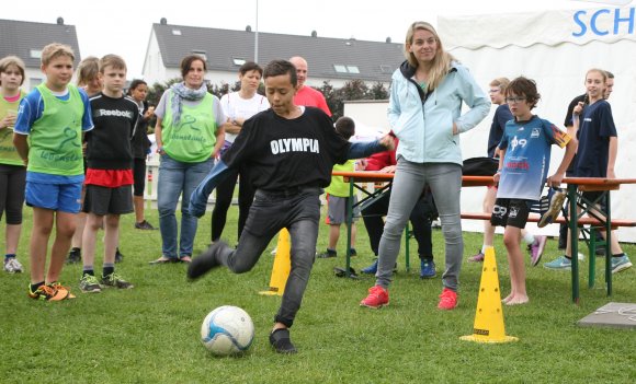 Special Guest: Ex-Fußballweltmeisterin Nia Künzer leitete das Torwandschießen und zeichnete den Sieger aus. 