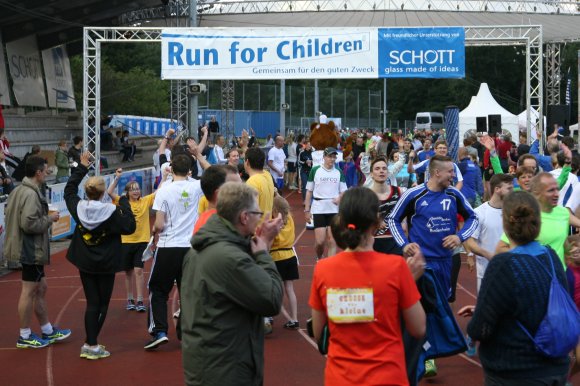 Nach zehn Stunden und fast 27.000 Stadionrunden endete der elfte Spendenlauf um 21 Uhr in gelöster Stimmung.