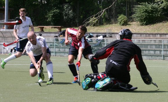 Drei Tore gemacht, eine Vielzahl wäre möglich gewesen: Wie hier Sebastian Blatt schloss der TSV Schott die immer wieder gut herausgespielten Chancen zu schwach ab.