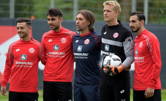 Cheftrainer Martin Schmidt und seine bislang vier Neuen (v.l.): Besar Halimi, Gerrit Holtmann, Jonas Lössl und José Rodriguez.