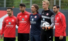 Cheftrainer Martin Schmidt und seine bislang vier Neuen (v.l.): Besar Halimi, Gerrit Holtmann, Jonas Lössl und José Rodriguez.