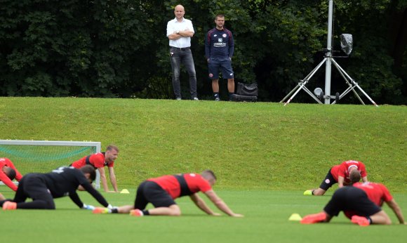 Rouven Schröder (mit Videoanalyst Stefan Degen) hat seinen Platz auf dem Feldherrenhügel gefunden; die Spieler geben sich allzu unterwürfig...