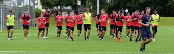 Eine Breitseite: Insgesamt 26 Spieler nahmen an der ersten Trainingseinheit teil.