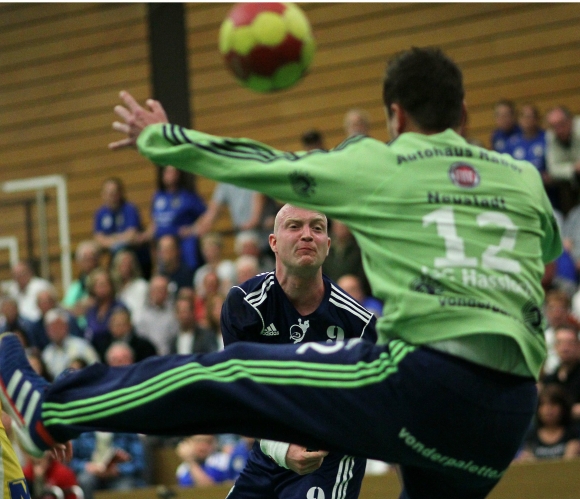 Sportfreunde-Kapitän Volker Schuster überwindet den Haßlocher Schlussmann Ilan Eigenmann zu einem seiner vier Treffer in der Partie. 