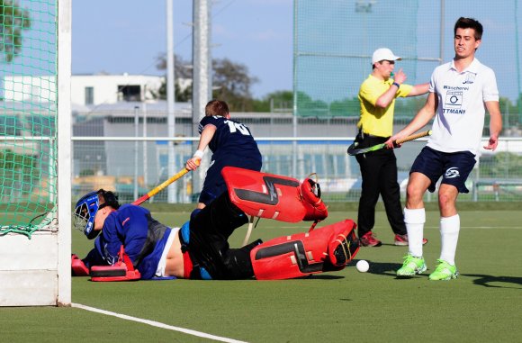 Ein dominanter Auftritt, wie ihn die Schott-Hockeymänner in den ersten Wochen nach Wiederbeginn der Felldrunde serienweise ablieferten, gelang zum Hinrundenabschluss mit 5:0 auch gegen den TFC Ludwigshafen. Stürmer Phil Rügner (Mitte), der seine Mannschaft in dieser Szene gerade mit 1:0 in Führung gebracht hat, wird beim Saisonfinale am Sonntag in Ludwigshafen allerdings fehlen.