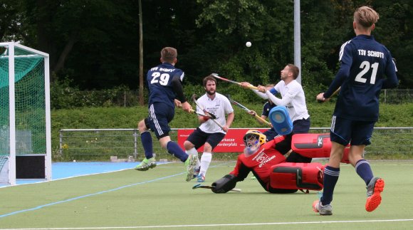 Hoch den Schläger: Die Ludwigshafener Defensive hat Probleme, den durch den Schusskreis fliegenden Ball regelgerecht einzufangen, aber Schott-Angreifer Leif Wegener (l.) ist zu weit weg, um einzugreifen.