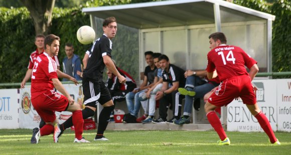 Die Weisenauer Defensivleute Max Sutor (l.) und Selver Makic können einen Flankenball des Gonsenheimers Janik Kern nicht verhindern. Insgesamt durfte die Gastgeberelf aber zumindest mit ihrer defensiven Arbeit gegen den Oberligisten zufrieden sein. Kern traf allerdings früh zum entscheidenden Treffer in diesem Vergleich.