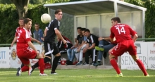 Die Weisenauer Defensivleute Max Sutor (l.) und Selver Makic können einen Flankenball des Gonsenheimers Janik Kern nicht verhindern. Insgesamt durfte die Gastgeberelf aber zumindest mit ihrer defensiven Arbeit gegen den Oberligisten zufrieden sein. Kern traf allerdings früh zum entscheidenden Treffer in diesem Vergleich.