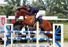Franziska Gorenflo hatte im M**-Springen auf Valencia H einen Abwurf, dank des schnellsten Vier-Fehler-Rittes kam sie als Neunte trotzdem noch in die Platzierung.