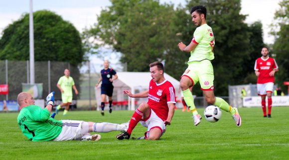Auffälligster Mainzer war Gerrit Holtmann (r.), auffälligster Alzeyer Torwart Jens Maaß.