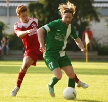 Johannes Elz (l.) attackiert TSG-Rechtsverteidiger Steffen Jennerke und holt sich den Ball, doch der anschließende Flankenlauf bringt keine Gefahr.