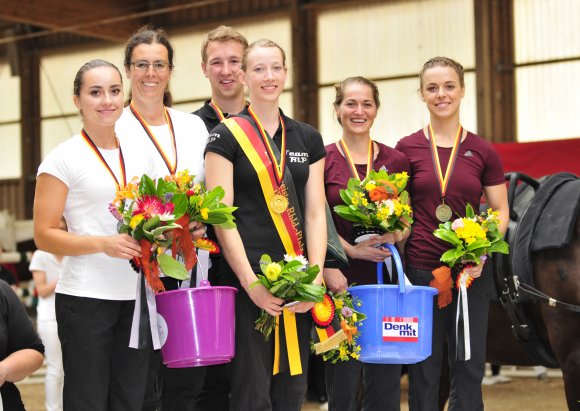 Bei den Einzelwettbewerben ergatterte die Ebersheimer Voltigiererin Chiara Congia (l., daneben Alexandra Dietrich) beim Senior-Wettbewerb der Landesmeisterschaften auf Don Quichote die Silbermedaille.